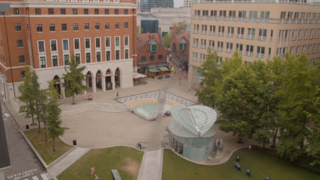 Blick-Auf-Den-Platz,-Umgeben-Von-Gebäuden-Und-Büros-In-Birmingham,-Großbritannien