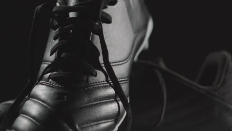 Foto-De-Estudio-De-Bodegones-De-Botas-De-Fútbol-Contra-Fondo-Negro