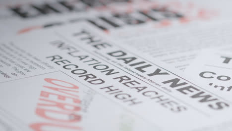 Zeitungstitelseiten-Mit-Finanzschlagzeilen-Zu-Energie--Und-Lebenshaltungskostenkrise-Und-Wirtschaft