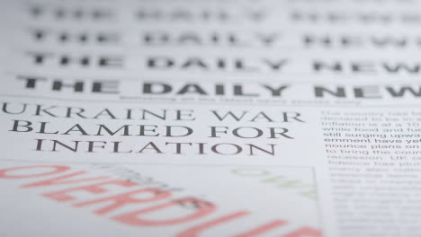 Zeitungstitelseiten-Mit-Finanzschlagzeilen-Zu-Inflation-Und-Krieg-In-Der-Ukraine-2022