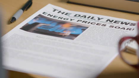 Zeitung-Mit-Schlagzeile-Zur-Energiekrise-Auf-Dem-Schreibtisch-Zu-Hause-Oder-Im-Büro