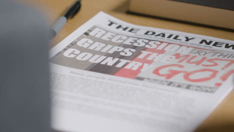Zeitung-Mit-Schlagzeile-Zur-Rezessionskrise-Auf-Dem-Schreibtisch-Zu-Hause-Oder-Im-Büro-2