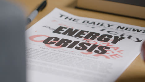 Zeitung-Mit-Schlagzeile-Zur-Energiekrise-Auf-Dem-Schreibtisch-Zu-Hause-Oder-Im-Büro-1
