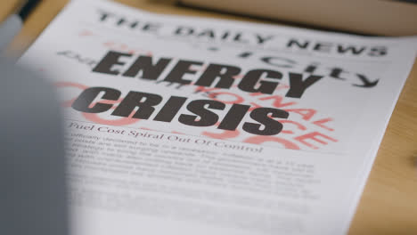 Zeitung-Mit-Schlagzeile-über-Energiekrise,-Die-Auf-Den-Schreibtisch-Zu-Hause-Oder-Im-Büro-Geworfen-Wird