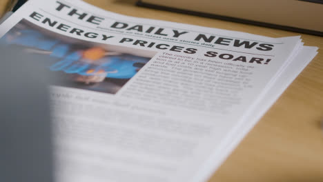 Zeitung-Mit-Schlagzeile-über-Energiekrise-Wird-Auf-Den-Schreibtisch-Zu-Hause-Oder-Im-Büro-Geworfen-1