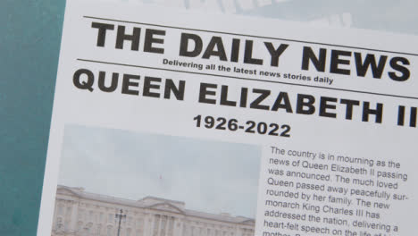 Kamerafahrt-Von-Königin-Elizabeth-Tod-Zeitungsschlagzeilen-Mit-Kopierraum-04