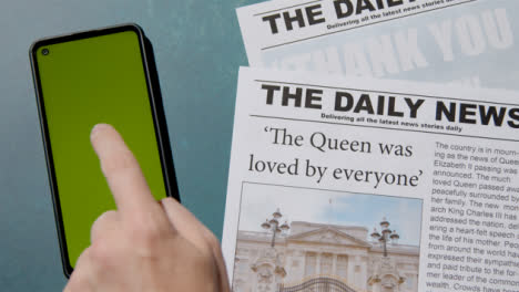 Blick-Von-Oben-Auf-Queen-Elizabeth-Death-Zeitungsschlagzeilen-Mit-Greenscreen-Telefon-03