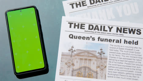 Captura-De-Seguimiento-De-Los-Titulares-De-Los-Periódicos-Sobre-La-Muerte-De-La-Reina-Isabel-Con-Un-Teléfono-Con-Pantalla-Verde-04