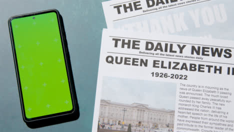Kamerafahrt-Von-Königin-Elizabeth-Tod-Zeitungsschlagzeilen-Mit-Greenscreen-Telefon-05