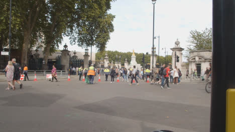 Toma-Amplia-De-Multitudes-Fuera-Del-área-De-Observación-Ceremonial