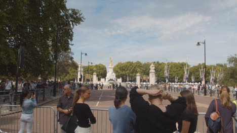 Toma-Amplia-De-Multitudes-En-Un-área-De-Observación-Ceremonial-Fuera-Del-Palacio-De-Buckingham