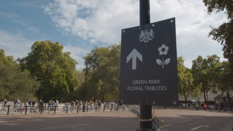 Close-Up-Shot-of-Green-Park-Floral-Tributes-Sign