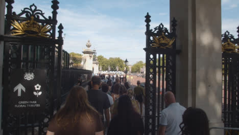 Foto-De-Seguimiento-De-Multitudes-Caminando-Fuera-Del-Palacio-De-Buckingham