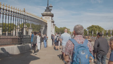 Foto-De-Seguimiento-De-La-Multitud-Caminando-Fuera-Del-Palacio-De-Buckingham