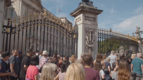 Kamerafahrt-Von-Menschenmassen-Außerhalb-Des-Buckingham-Palace