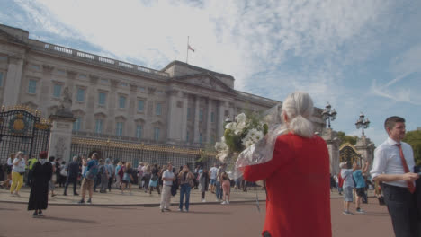 Breite-Aufnahme-Eines-Trauernden,-Der-Blumen-Vor-Dem-Buckingham-Palace-Hält