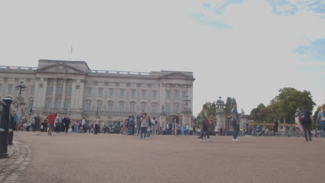 Tiro-De-ángulo-Bajo-De-Multitudes-Caminando-Fuera-Del-Palacio-De-Buckingham-En-Londres