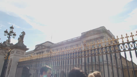 Kippschuss-Von-Trauernden-Vor-Dem-Buckingham-Palace