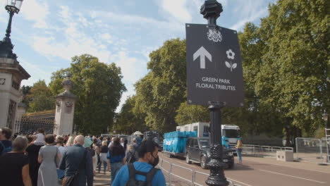 Tracking-Shot-of-a-Crowd-of-Mourners-Outside-of-Buckingham-Palace