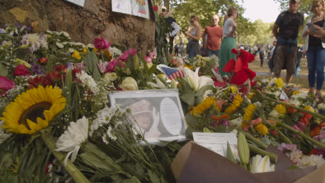 Close-Up-Shot-of-Pile-of-Floral-Tributes-and-Mourners-In-Green-Park