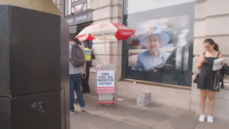 Totale-Passanten,-Die-An-Einem-Kiosk-Vorbeigehen