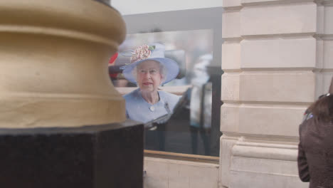 Breite-Aufnahme-Von-Fußgängern,-Die-An-Einem-Porträt-Von-Königin-Elizabeth-Ii-Vorbeigehen