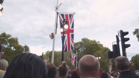 Tiefwinkelaufnahme-Der-Flaggen-Des-Vereinigten-Königreichs-Im-Zeremoniellen-Aussichtsbereich