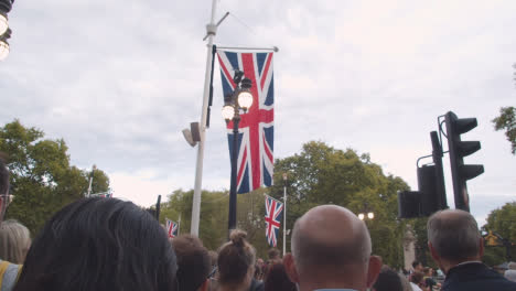 Toma-En-ángulo-Bajo-De-Banderas-Del-Reino-Unido-En-El-área-De-Observación-Ceremonial