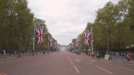 Kamerafahrt-über-Das-Einkaufszentrum,-Das-Zum-Buckingham-Palace-Führt