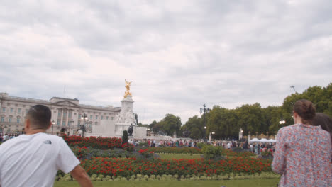 Foto-De-Seguimiento-De-La-Multitud-De-Personas-Caminando-Hacia-El-Palacio-De-Buckingham