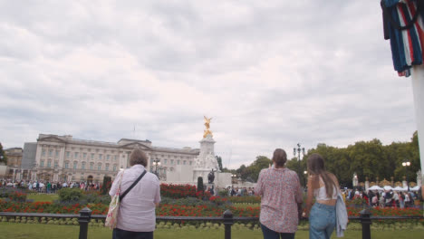 Kippaufnahme-Einer-Menschenmenge,-Die-In-Richtung-Buckingham-Palace-Geht