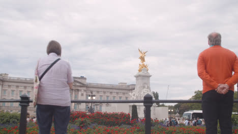 Low-Angle-Shot-Von-Fußgängern-Außerhalb-Des-Buckingham-Palace