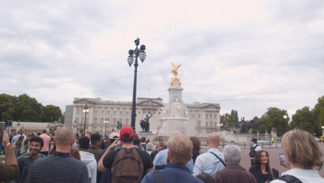 Kamerafahrt-Von-Menschenmassen,-Die-In-Richtung-Buckingham-Palace-Gehen