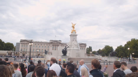 Tiro-De-ángulo-Alto-De-Multitud-De-Personas-Caminando-Hacia-El-Palacio-De-Buckingham