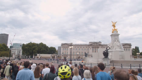 Schwenk-über-Menschenmassen-Vor-Dem-Buckingham-Palace