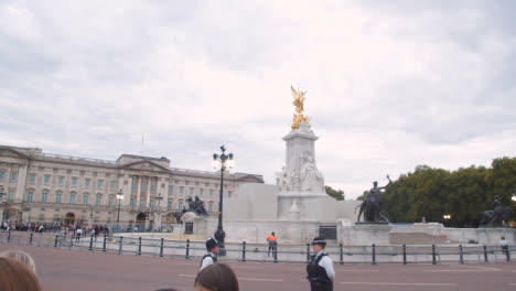 Wide-Shot-of-Victoria-Monument-Outside-Buckingham-Palace