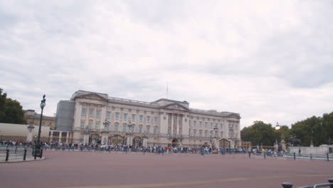 Foto-De-Seguimiento-De-Multitudes-Fuera-Del-Palacio-De-Buckingham