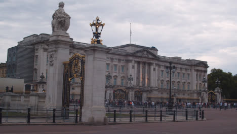 Wide-Shot-of-Crowd-of-People-Outside-of-Buckingham-Palace