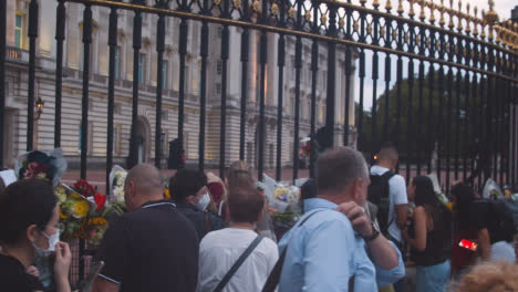 Toma-Panorámica-De-La-Multitud-De-Personas-Fuera-Del-Palacio-De-Buckingham