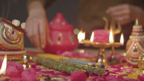 Frau-Platziert-Garba-Dandiya-Stöcke-In-Der-Navratri-Pooja-Szene