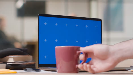 Laptop-Mit-Blauem-Bildschirm-Auf-Dem-Schreibtisch-In-Der-Universität-Oder-Schule-4