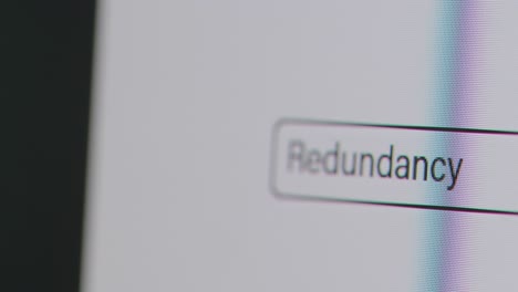 Persona-Escribiendo-Redundancia-En-El-Motor-De-Búsqueda-De-La-Computadora-En-La-Crisis-Del-Costo-De-Vida