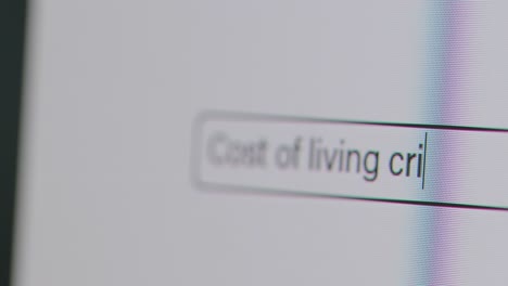 Primer-Plano-De-La-Pantalla-Con-Una-Persona-Que-Escribe-La-Crisis-Del-Costo-De-Vida-En-El-Motor-De-Búsqueda-De-Computadoras