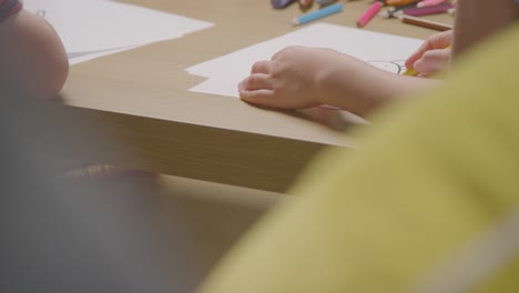 Primer-Plano-De-Un-Niño-En-Casa-Coloreando-La-Imagen-De-Una-Hamburguesa-En-La-Mesa-3