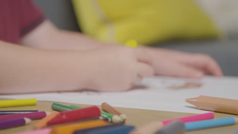 Primer-Plano-De-Un-Niño-En-Casa-Coloreando-La-Imagen-De-La-Comida-En-La-Mesa