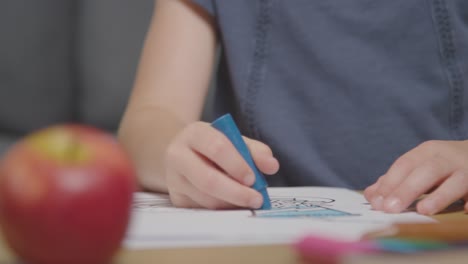 Primer-Plano-De-Los-Niños-En-Casa-Coloreando-La-Imagen-De-La-Comida-En-La-Mesa-Con-Manzana-Fresca-En-Primer-Plano