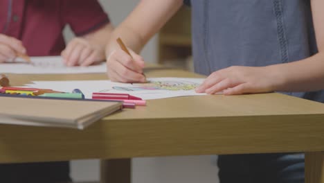 Cerca-De-Niños-En-Casa-Coloreando-Imágenes-De-Comida-En-La-Mesa