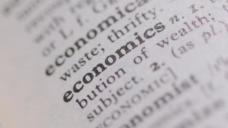 Nahaufnahme-Auf-Seite-Des-Wörterbuchs-Mit-Definition-Des-Wortes-Wirtschaft