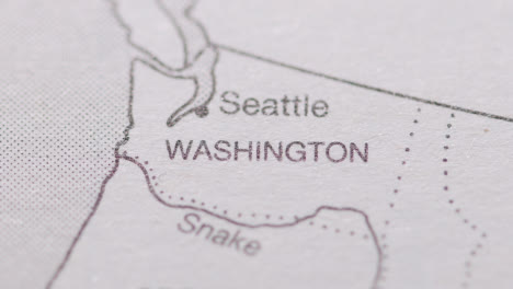 Nahaufnahme-Auf-Seite-Des-Atlas-Oder-Der-Enzyklopädie-Mit-Usa-karte,-Die-Den-Bundesstaat-Washington-Zeigt