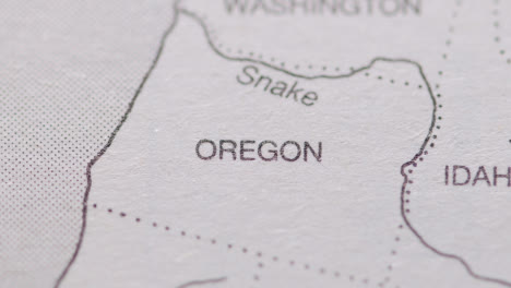 Nahaufnahme-Auf-Seite-Des-Atlas-Oder-Der-Enzyklopädie-Mit-Der-Usa-karte,-Die-Die-Staaten-Oregon-Und-Idaho-Zeigt